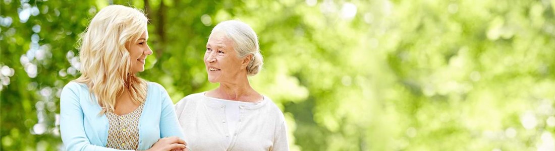 24 Stunden Pflegekraft und Senior im Garten